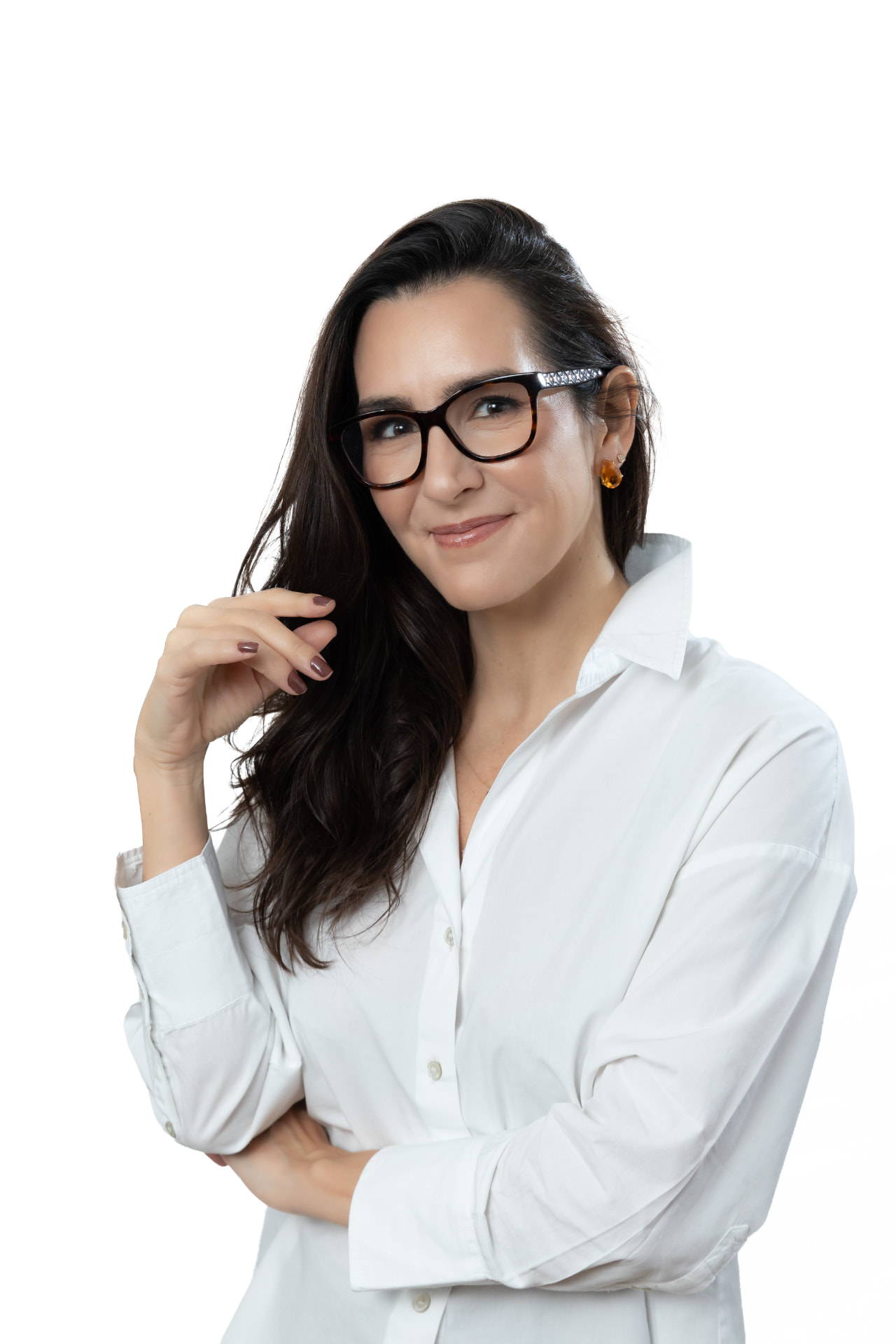 Dra. Patricia Ormiga sorrindo, de óculos e camisa branca